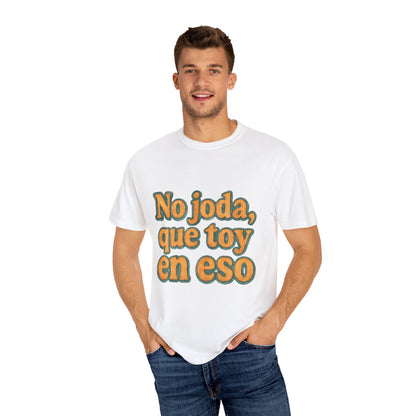 Dominican Streetwear Tee – “No Joda, Que Estoy en Eso” | Perfect Gift for Friends