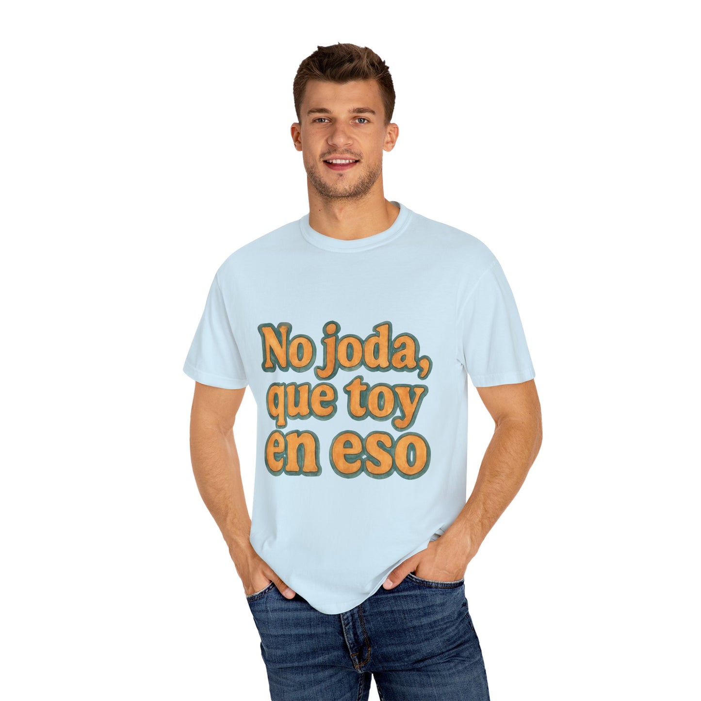 Dominican Streetwear Tee – “No Joda, Que Estoy en Eso” | Perfect Gift for Friends