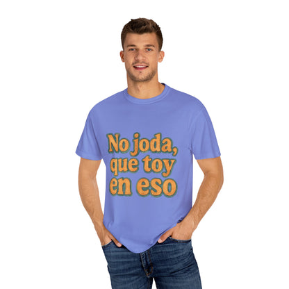 Dominican Streetwear Tee – “No Joda, Que Estoy en Eso” | Perfect Gift for Friends