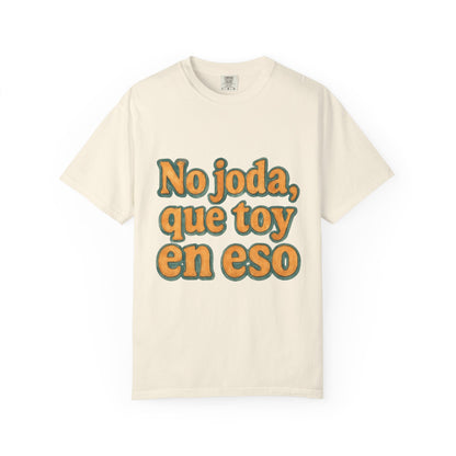 Dominican Streetwear Tee – “No Joda, Que Estoy en Eso” | Perfect Gift for Friends
