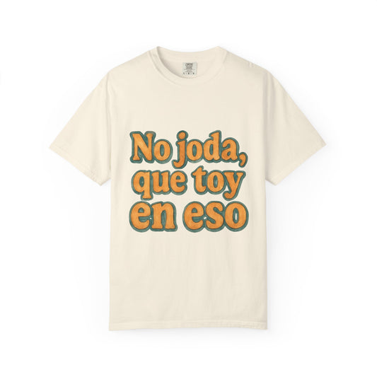 Dominican Streetwear Tee – “No Joda, Que Estoy en Eso” | Perfect Gift for Friends