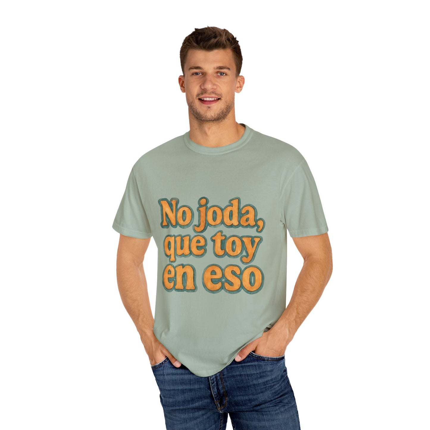 Dominican Streetwear Tee – “No Joda, Que Estoy en Eso” | Perfect Gift for Friends