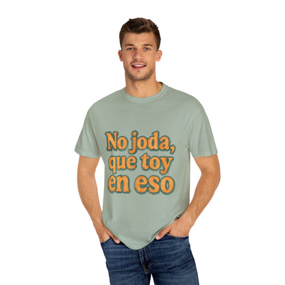 Dominican Streetwear Tee – “No Joda, Que Estoy en Eso” | Perfect Gift for Friends