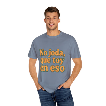 Dominican Streetwear Tee – “No Joda, Que Estoy en Eso” | Perfect Gift for Friends