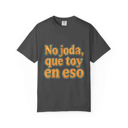 Dominican Streetwear Tee – “No Joda, Que Estoy en Eso” | Perfect Gift for Friends