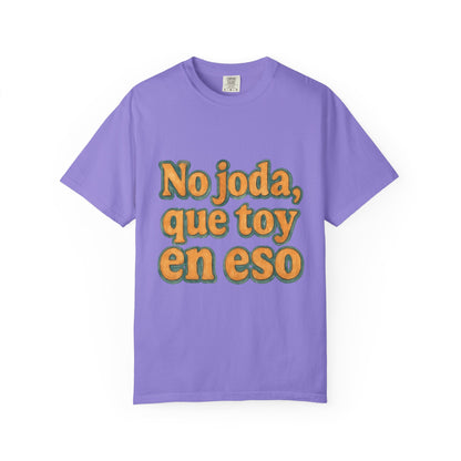 Dominican Streetwear Tee – “No Joda, Que Estoy en Eso” | Perfect Gift for Friends