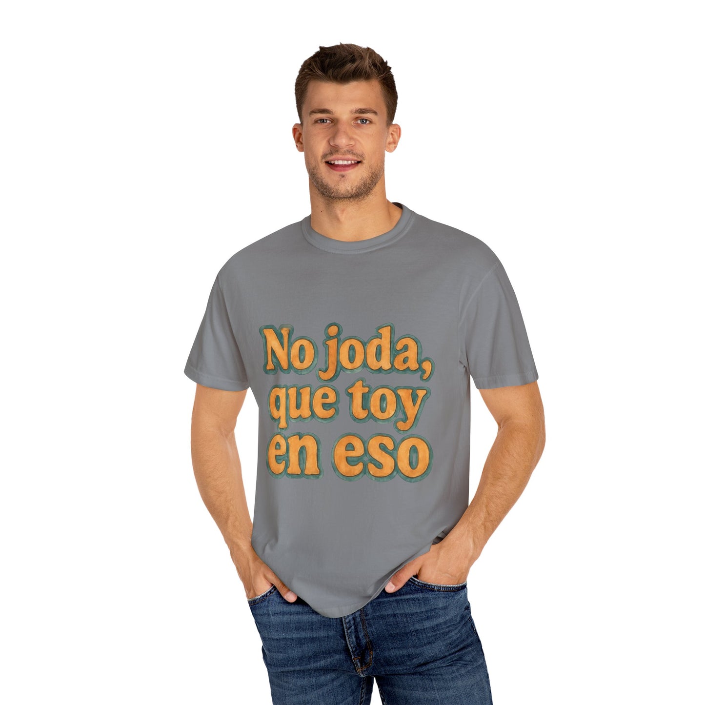 Dominican Streetwear Tee – “No Joda, Que Estoy en Eso” | Perfect Gift for Friends
