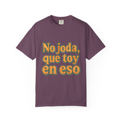 Dominican Streetwear Tee – “No Joda, Que Estoy en Eso” | Perfect Gift for Friends