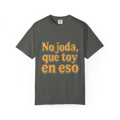 Dominican Streetwear Tee – “No Joda, Que Estoy en Eso” | Perfect Gift for Friends