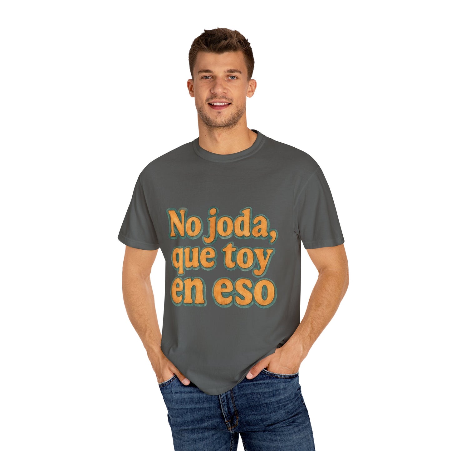 Dominican Streetwear Tee – “No Joda, Que Estoy en Eso” | Perfect Gift for Friends