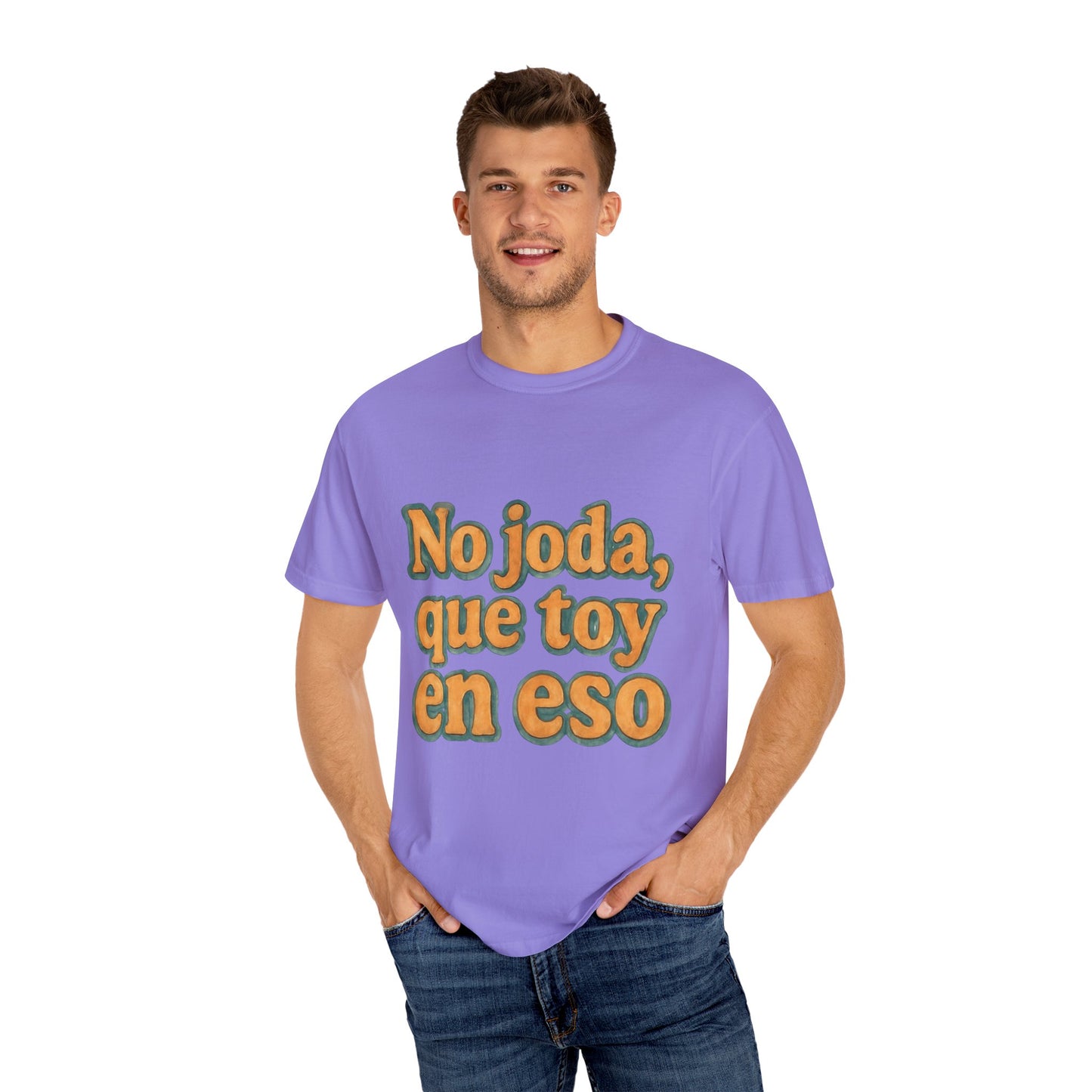 Dominican Streetwear Tee – “No Joda, Que Estoy en Eso” | Perfect Gift for Friends