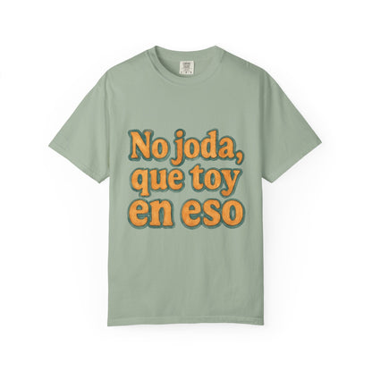 Dominican Streetwear Tee – “No Joda, Que Estoy en Eso” | Perfect Gift for Friends