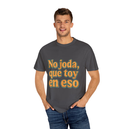Dominican Streetwear Tee – “No Joda, Que Estoy en Eso” | Perfect Gift for Friends