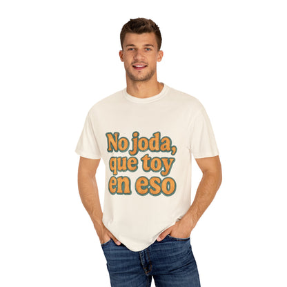 Dominican Streetwear Tee – “No Joda, Que Estoy en Eso” | Perfect Gift for Friends