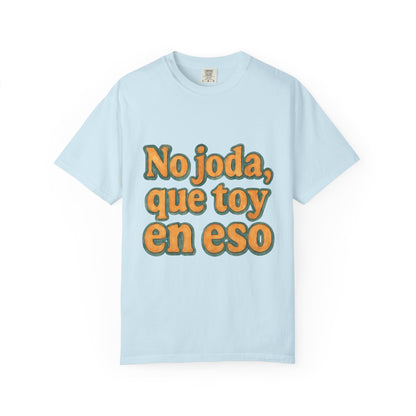 Dominican Streetwear Tee – “No Joda, Que Estoy en Eso” | Perfect Gift for Friends