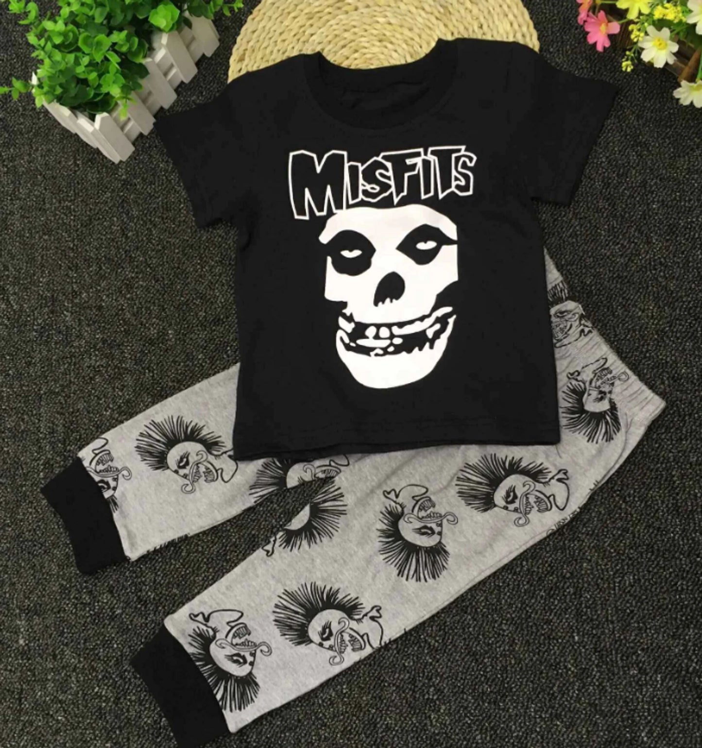 Ropa de bebé niño con calavera negra