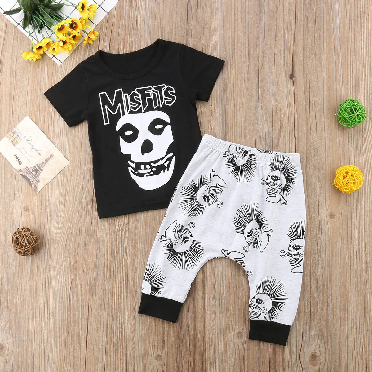 Ropa de bebé niño con calavera negra