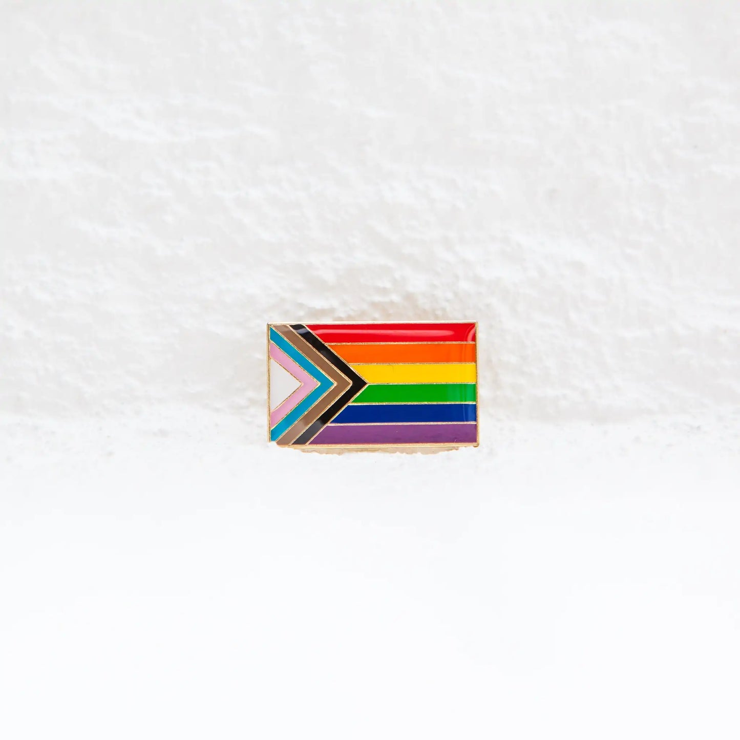 Pin con la bandera del orgullo del progreso